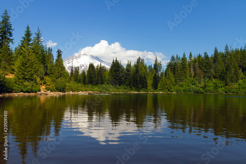 Fototapeta Naklejka Na Ścianę i Meble -  Mount Hood by Mirror Lake in Oregon