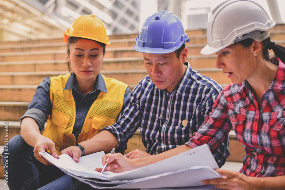 Concepts Business Engineering, Professional engineers, Young Business people are planning construction. Concepts Business Engineering, Professional engineers, Young Business people are planning construction.