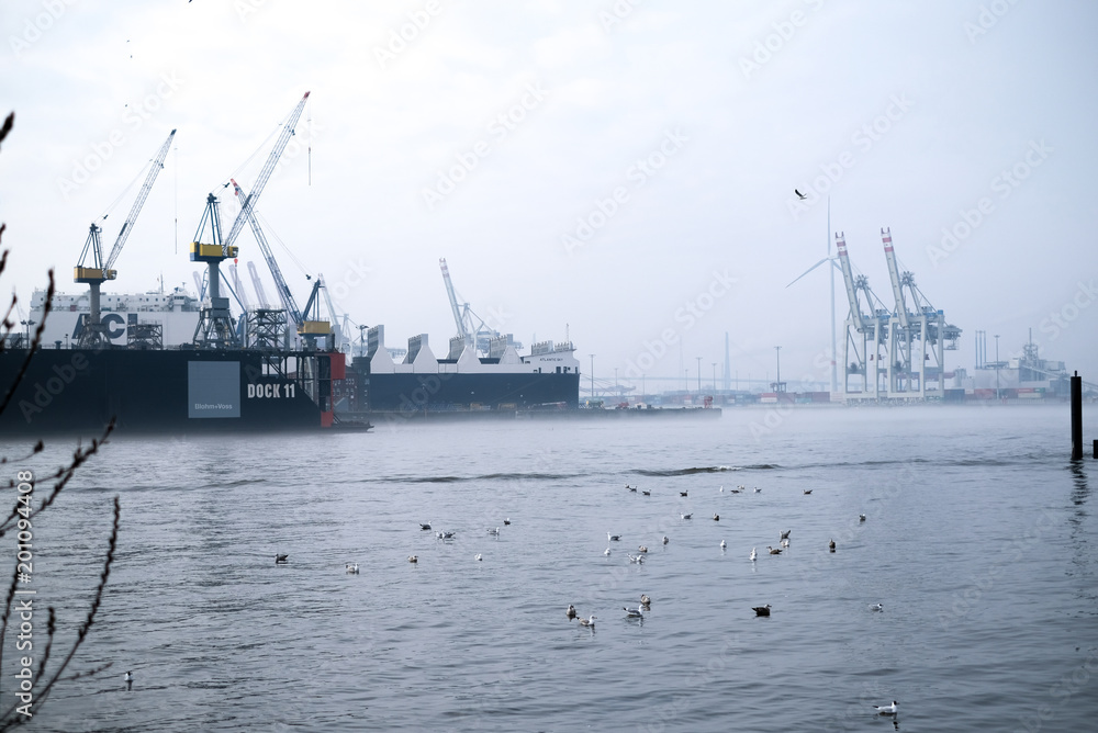 Fototapeta premium hamburg harbor morning fog