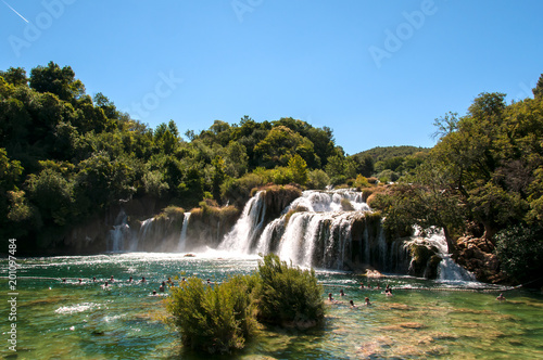 O Parque Nacional de Krka situa-se na Cro  cia e    muito conhecido pelas suas sete cascatas