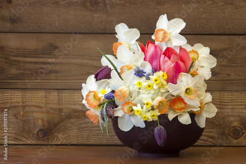 Fototapeta Naklejka Na Ścianę i Meble -  bouquet of spring flowers on wooden background