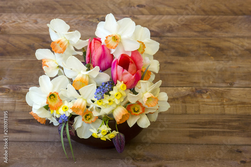 Fototapeta Naklejka Na Ścianę i Meble -  bouquet of spring flowers on wooden background