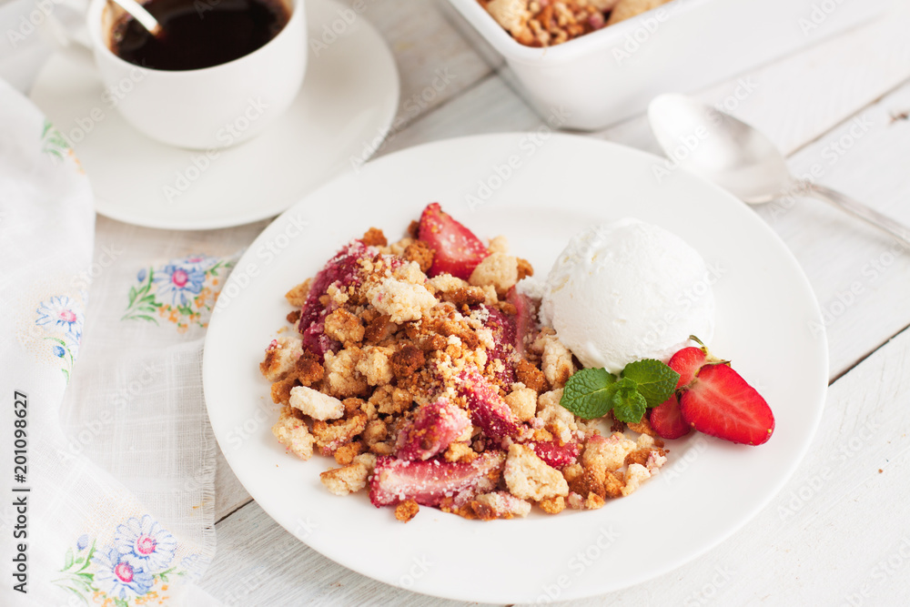 Strawberry crumble with ice cream Strawberry crumble with ice cream