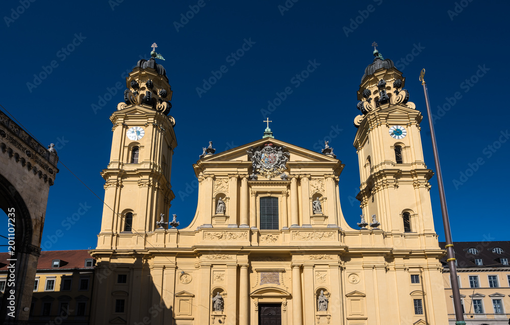 München - Odeonsplatz - Theatinerkirche