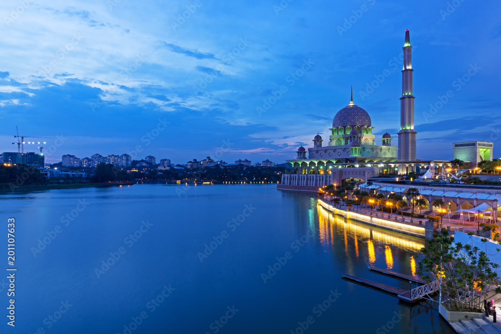 Fototapeta premium Night view of Putrajaya Mosque in Federal territory on Malaysia