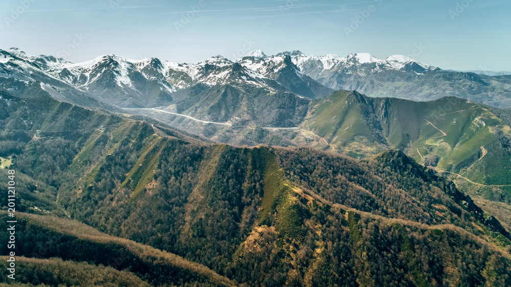 Naklejka premium Aerial view of mountains and snowy peaks