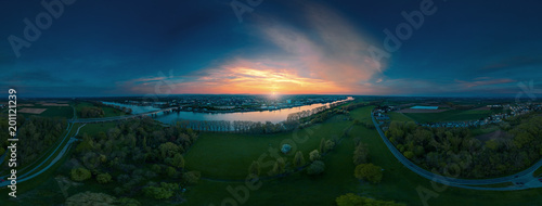 Der Rhein vor Worms Luftbildaufnahme im Sonnenuntergang  volle 360  