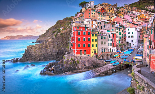 Fototapeta Naklejka Na Ścianę i Meble -  View on the colorful houses along the coastline of Cinque Terre area in Riomaggiore