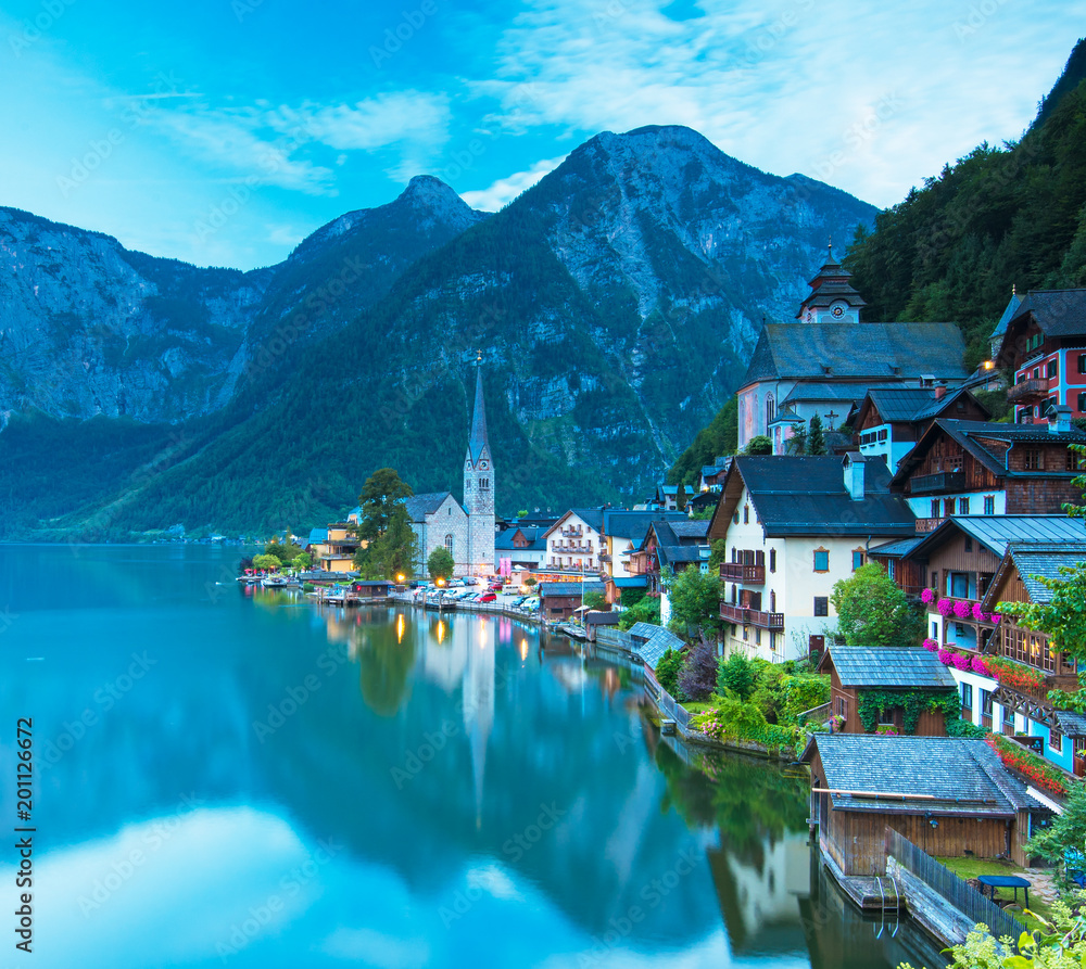 Fototapeta premium Famous Hallstatt in dusk