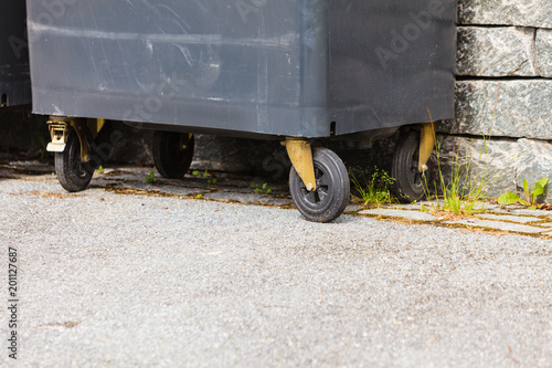 Black industrial trash cay containers littler garbage