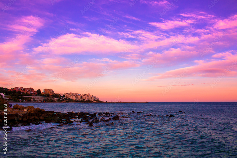 Obraz premium Beach. Sunset on a stone beach in Estepona.
