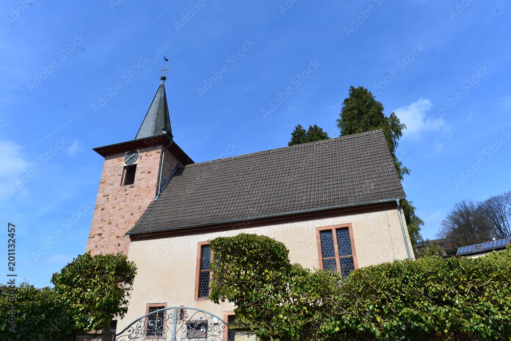Fototapeta premium Evangelische Kirche in Flörsbach-Flörsbachtal im Main-Kinzig-Kreis 