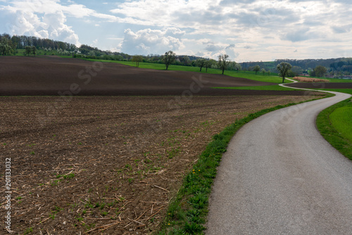 Photos Hügelige Landschaft mit kurviger Landstraße