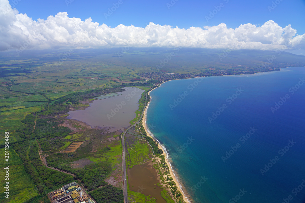 Obraz premium Aerial view of the Pacific Ocean coast in the Kihei area, Kealia Pond and Maalaea Bay in Maui, Hawaii