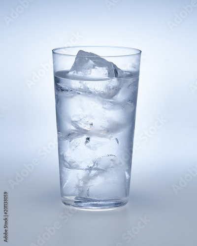 water with ice in the glass