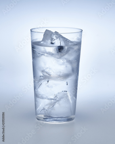 water with ice in the glass