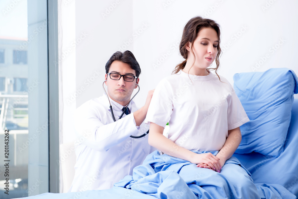 Fototapeta premium Doctor visiting patient in hospital room