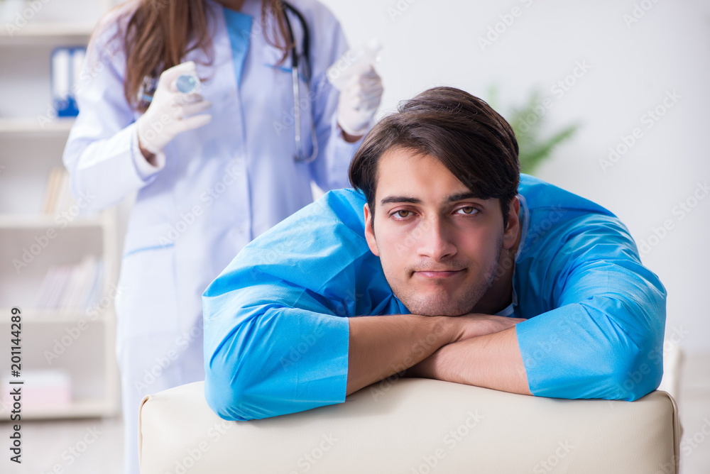 Obraz premium Funny man getting ready for buttocks syringe shot