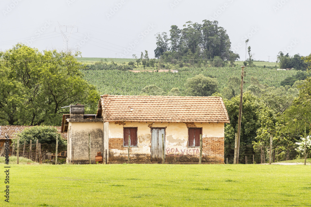 Obraz premium casinha no campo