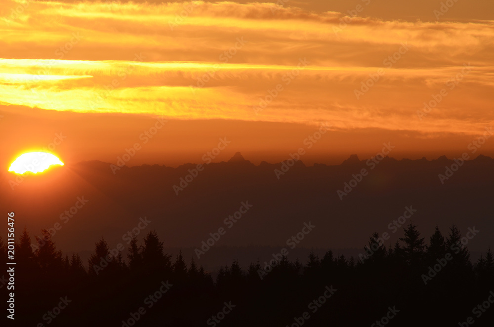 Sonnenaufgang mit Alpenblick; Sonnenaufgang mit Alpenblick;