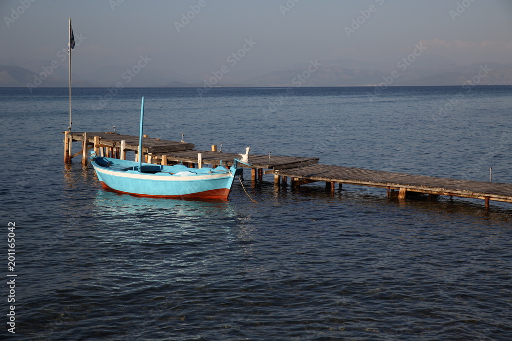 Boot an einem Steg auf Korfu