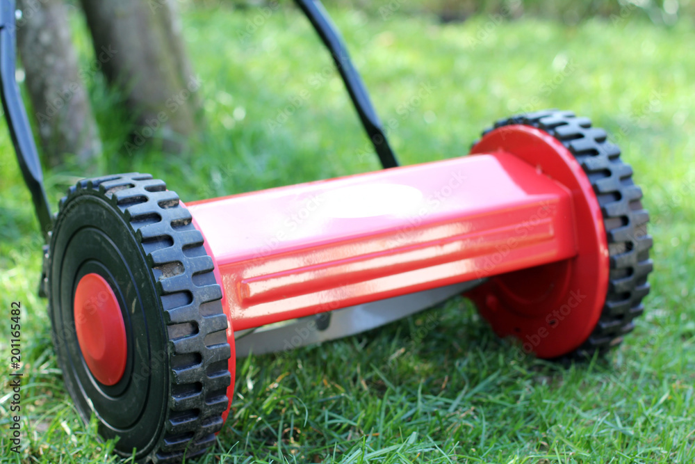 Fototapeta premium Rasenmäher im Garten