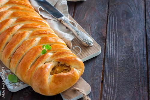 фотографія Kulebyaka cabbage pie close up. Russian cuisine, copying space