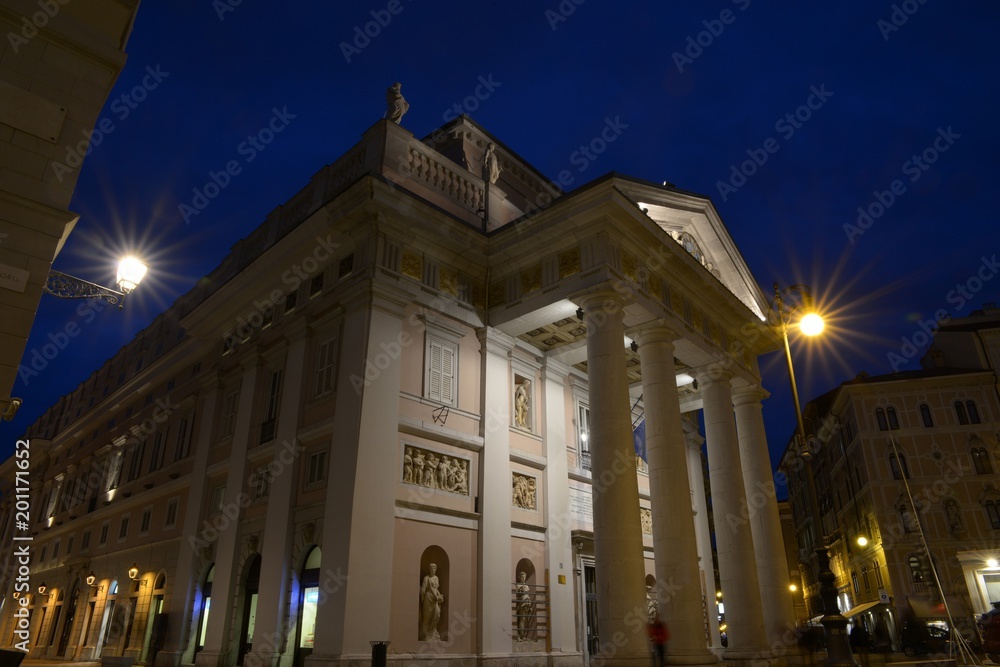 Le palais de la bourse de nuit à Trieste