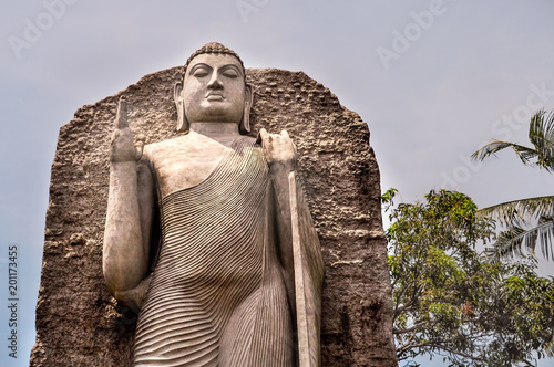 Foto COLOMBO/SRI LANKA - March 17 2018:  Replica of Aukana Buddha Statue in Colombo