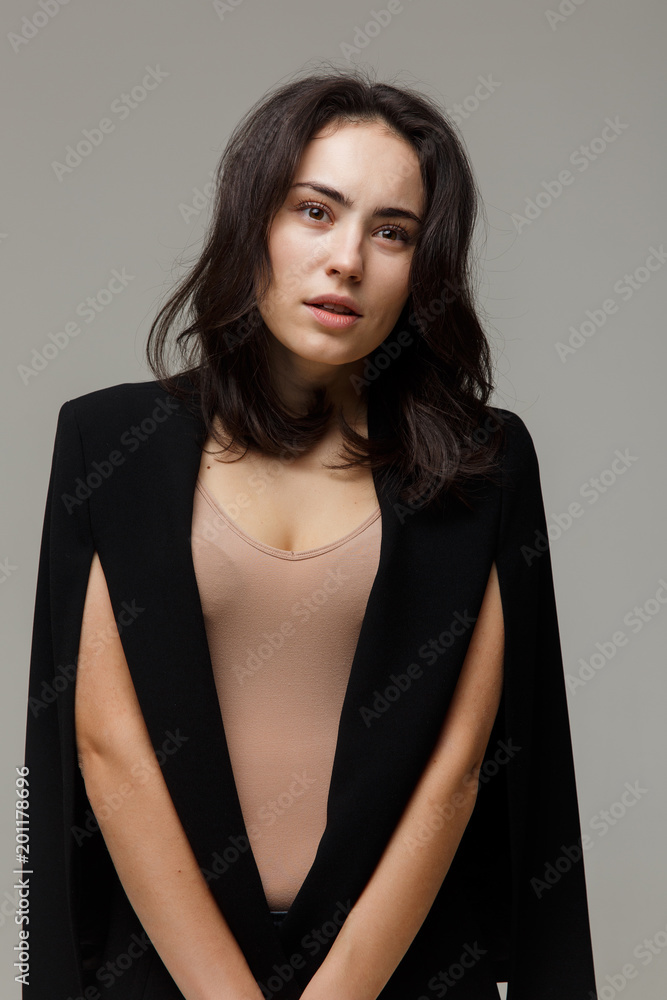 Naklejka premium Beautiful fashionable woman in in jeans and a jacket