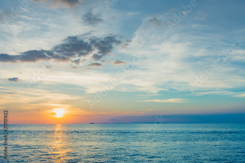 サンセット・夕焼け・太陽・地平線・海 © MIKITO