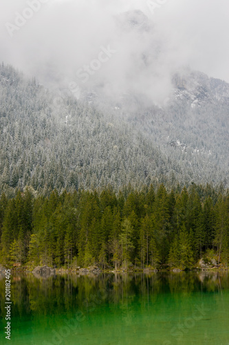 Wolken und Schnee in den Bergen am Hintersee in Ramsau