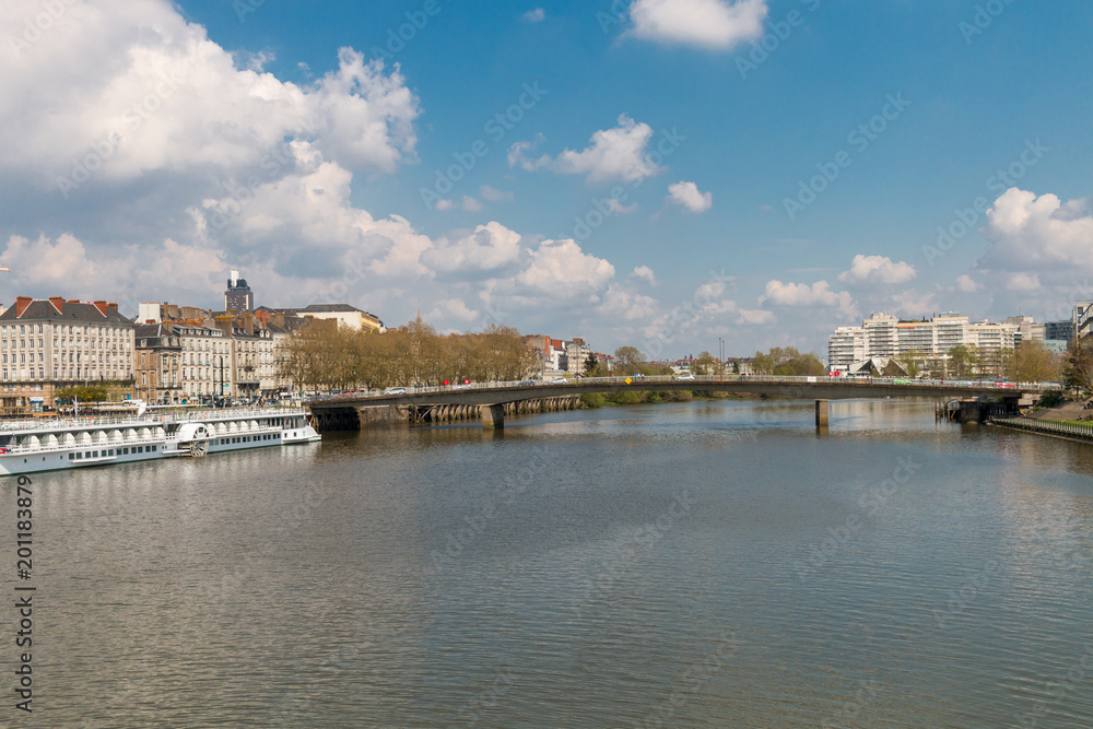 Obraz premium Pont Anne de Bretagne traversant la loire entre l'ile de Nantes et les quais de la fosse 