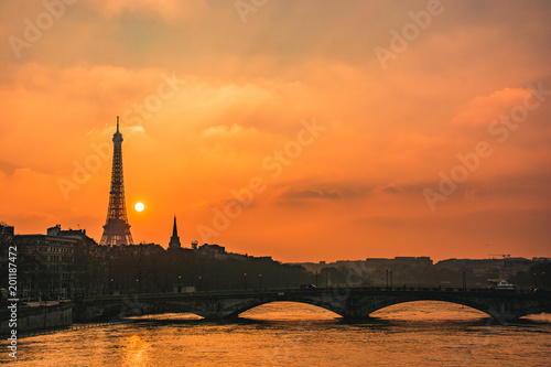 Photography La Torre Eiffel de Paris con la rio Sena en atardecer