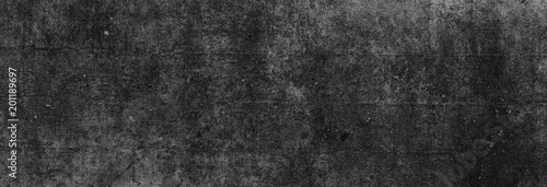 Textur einer fast schwarzen, strukturierten Betonwand, als Hintergrund