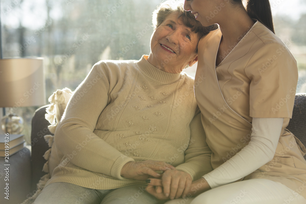 Obraz premium Pensioner and nurse hugging