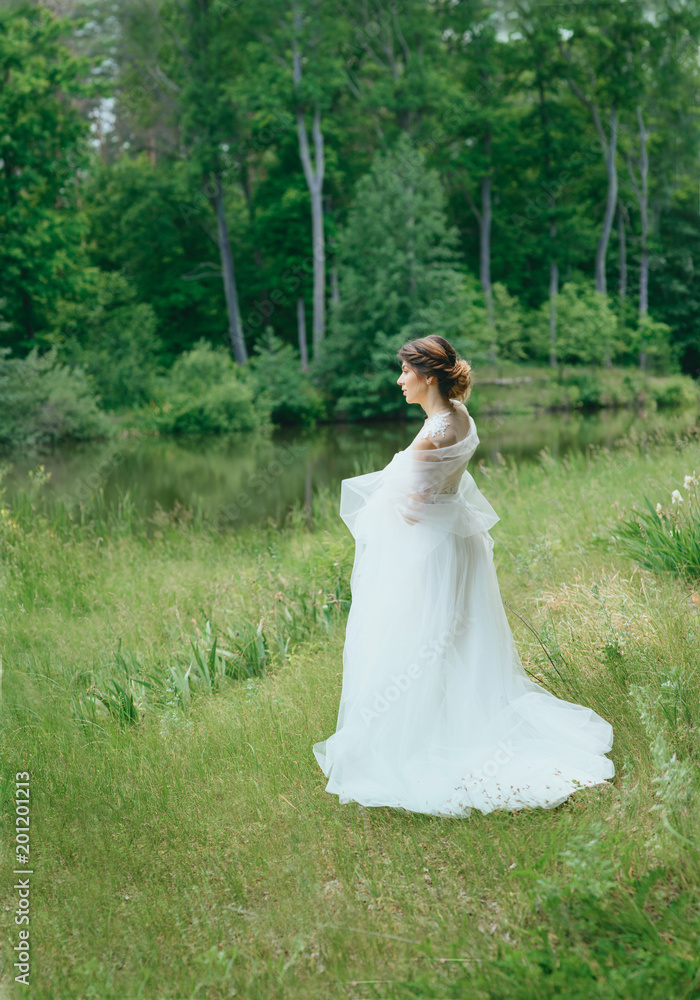 Beautiful bride posing in her wedding day Beautiful bride posing in her wedding day