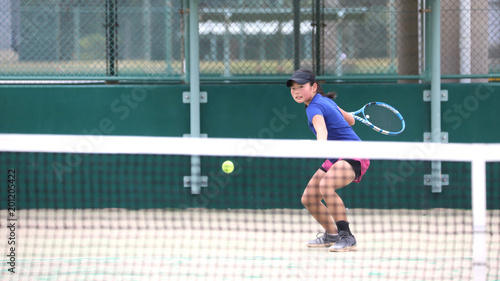 フォアハンドを打つ女子ジュニアテニスプレイヤー © DOUBLE BAGEL