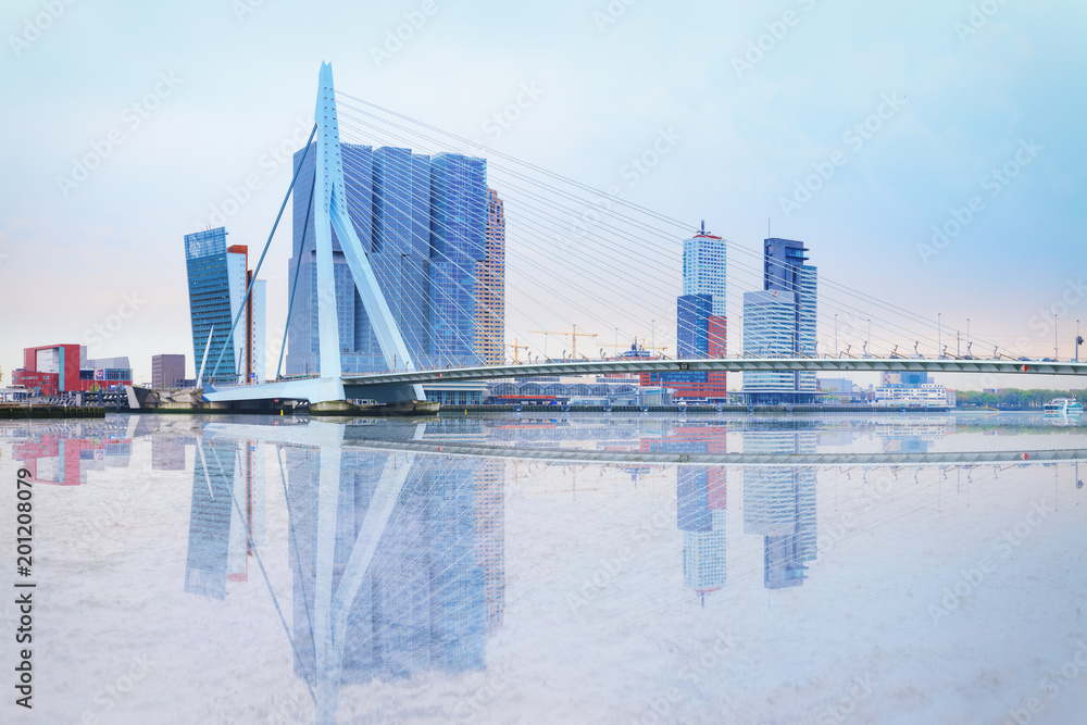 Naklejka premium Most Erasmusa przez New Meuse, teatr Luxor, siedzibę KPN, Montevideo, centrum portowe Rotterdamu