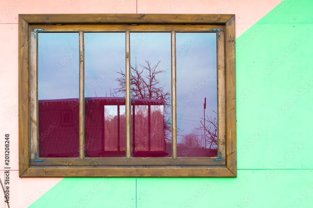 деревянное окно на розноцветной стене