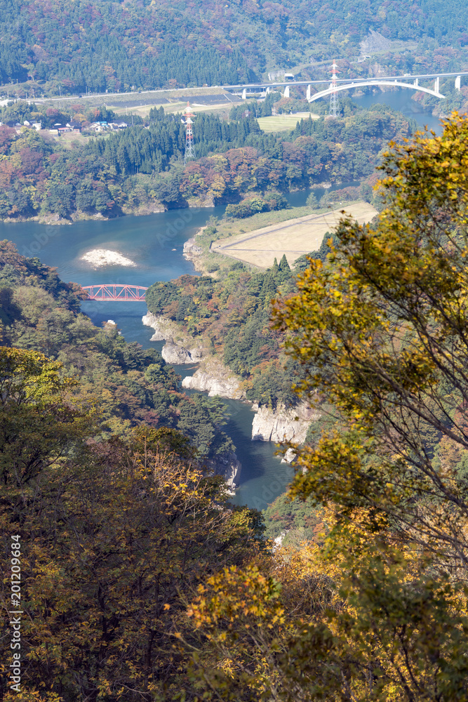 庵谷峠から眺める紅葉の神通峡