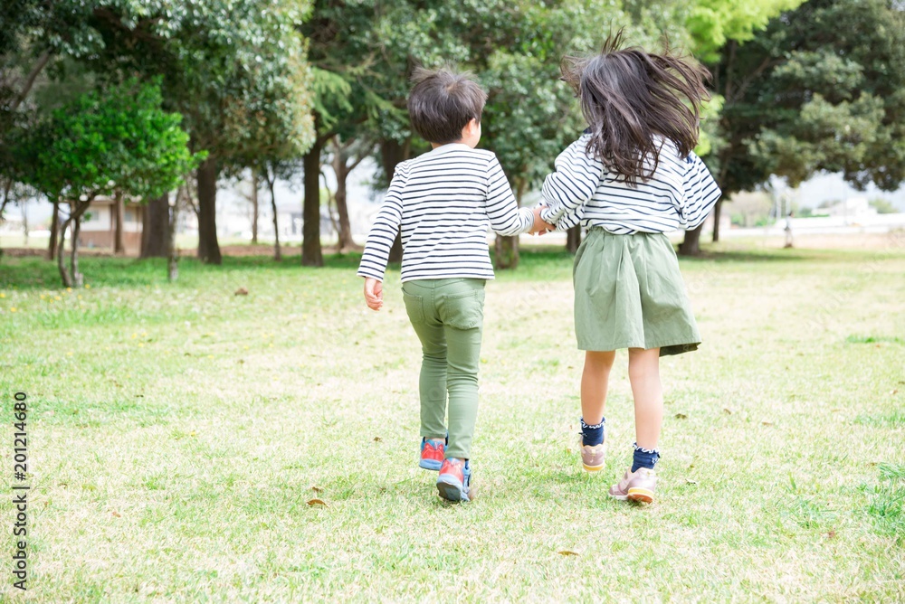 手をつないで歩く子供 手をつないで歩く子供