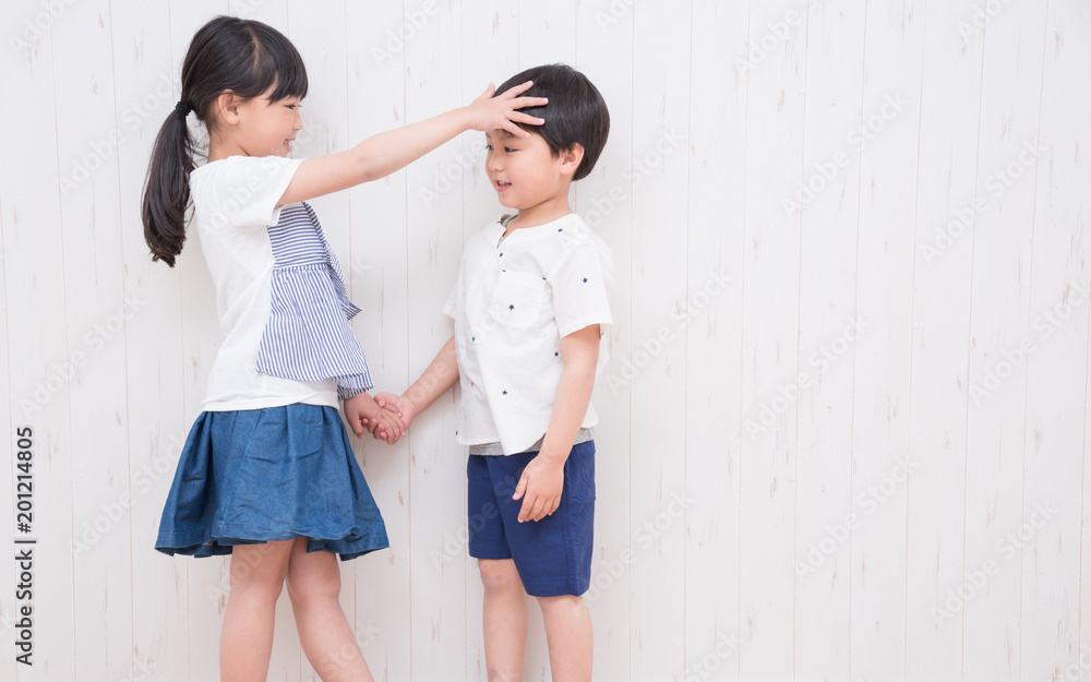 頭をなでる子供