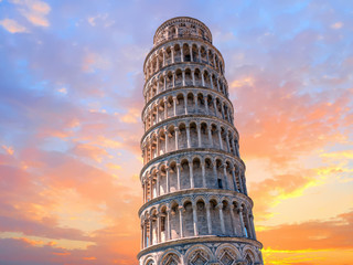 Fotobehang De scheve toren Detail scheve toren bij avondrood  © Andrea Izzotti