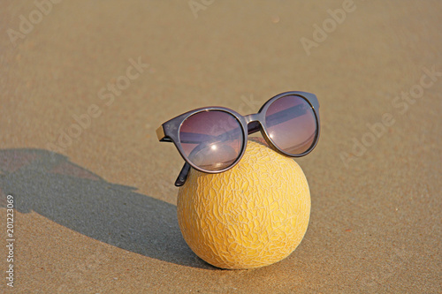 Foto Yellow beautiful melon in glasses, on the beach and on the sea,