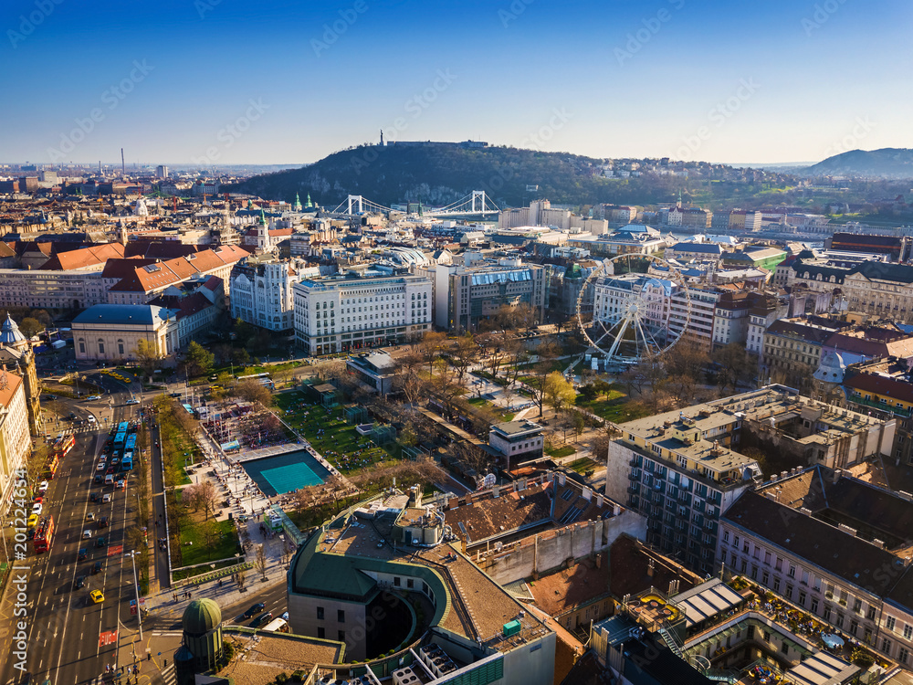 Naklejka premium Budapest, Hungary - Aerial skyline view of Elisabeth Square and Deak Square with Statue of Liberty at background at sunset with clear blue sky