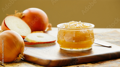Quadro em tela onion marmalade (jam) onion confiture on a rustic wood