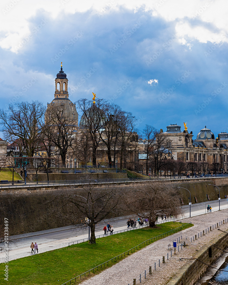 Obraz premium Brühlsche Terasse Dresden with heavy clouds