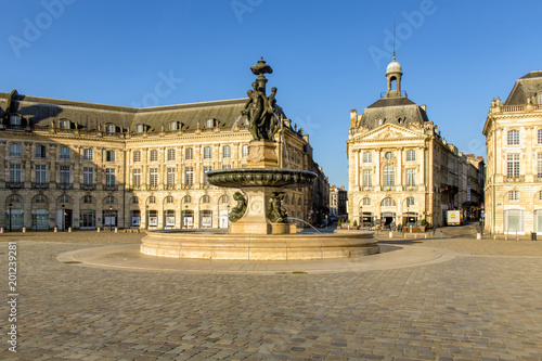 La place de la bourse à Bordeaux sous un ciel bleu