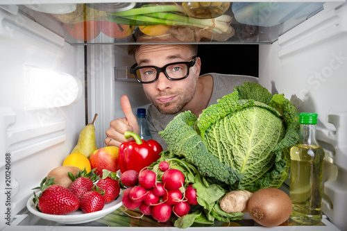 Kühlschrank voller Obst und Gemüse
